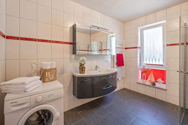 15-badezimmer-zum-sonnenstrand-we2-meerflair-immobilien-usedom.jpg