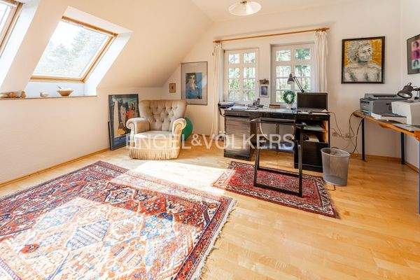 Büro im Obergeschoss mit Blick in den Wald