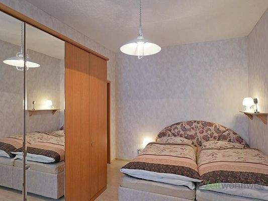 Schlafzimmer mit Kleiderschrank