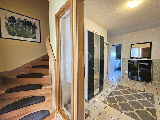 Treppenhaus und Eingang zur Wohnung im EG