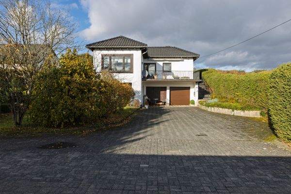 Blick zum Haus _Einfahrt