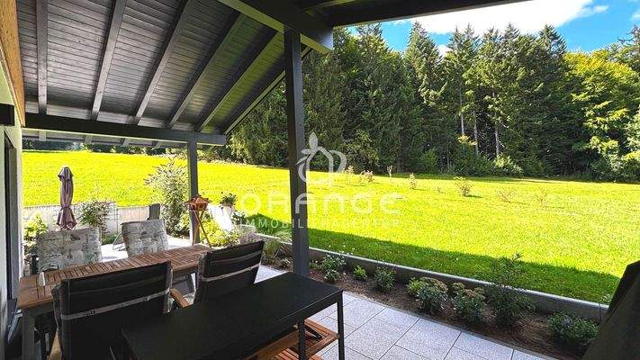 große überdachte Terrasse