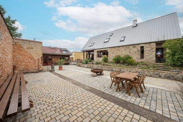 "Ruinenhof" mit Chilllounge