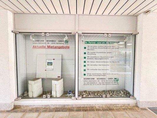 2 Schaukästen in der Passage