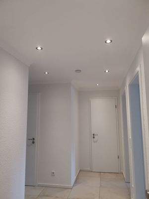 Diele mit Deckenstrahlern und Stuckleisten 