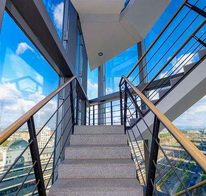 frei auskragende verglaste Treppenhäuser