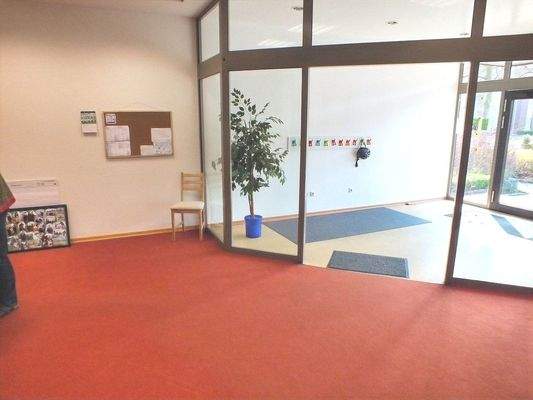 Hell und einladend präsentiert sich der Eingangsbereich