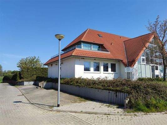 Parkplätze und Nebeneingang