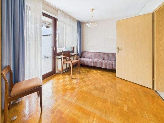 Wohnzimmer mit Zugang Terrasse