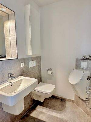 Stilvolles Gäste WC mit Fenster im Erdgeschoss