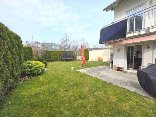 Großer Garten mit Terrasse
