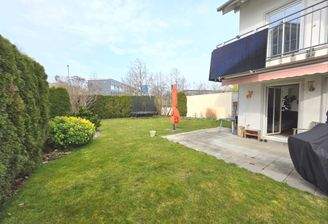 Großer Garten mit Terrasse