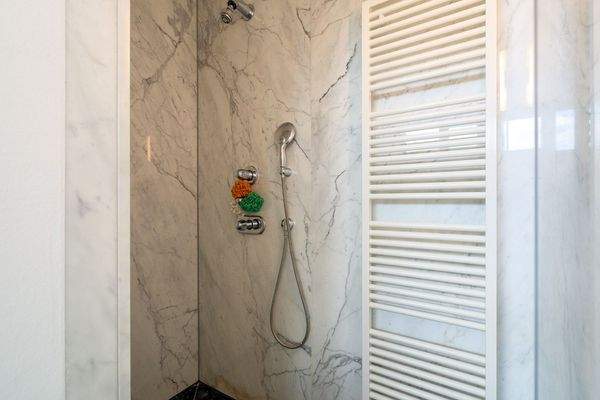 Dusche mit Marmorwänden