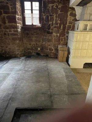 18 Gastraum und Kachelofen