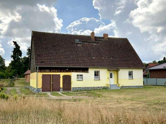 Blick zur Garage und zum Hauseingang