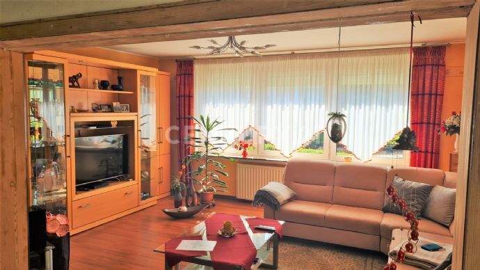 Wohnzimmer im Erdgeschoß, offen zu Esszimmer