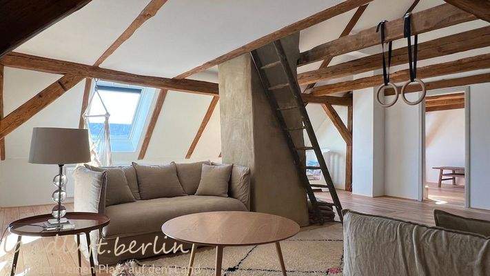 Großer Raum im DG und Tür zum  Schlafzimmer.jpg