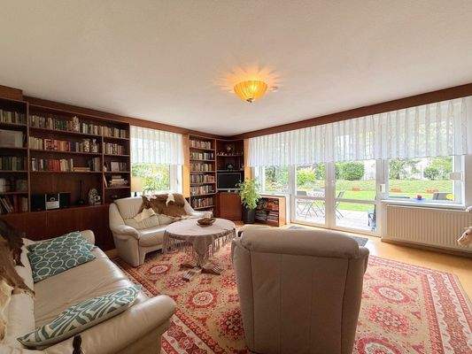 Wohnzimmer mit Zugang zur Terrasse im Keller