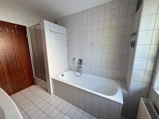 Tageslichtbad mit Dusche und Wanne