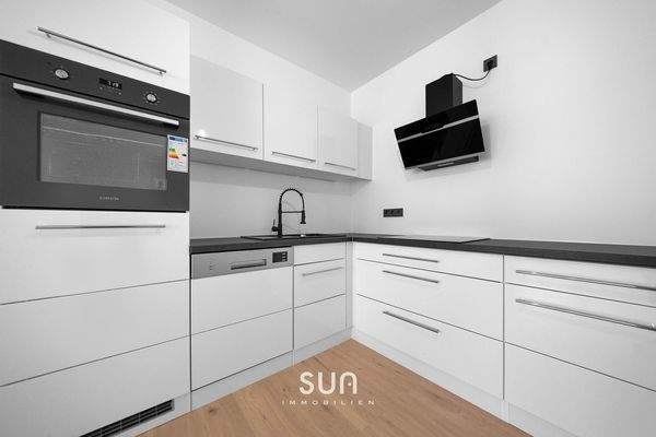 EINBAUKÜCHE MIT MODERNER AUSTATTUNG