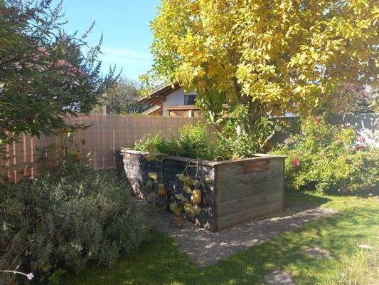 Garten West mit Hochbeet