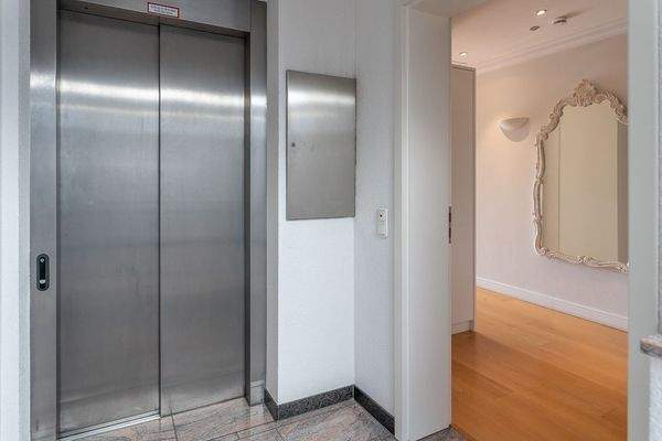 direkt mit dem Aufzug in die Wohnung