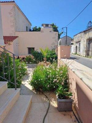 Kreta, Kalyves: Elegante neoklassizistische Villa am Meer zu verkaufen