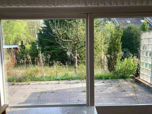 Wohnzimmer mit Blick in den Garten