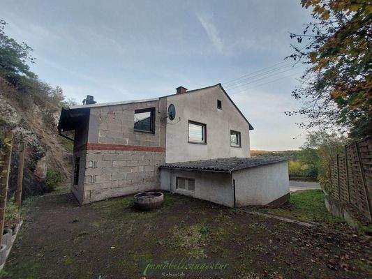 Rückseitig des Hauses - Garagendach rechts