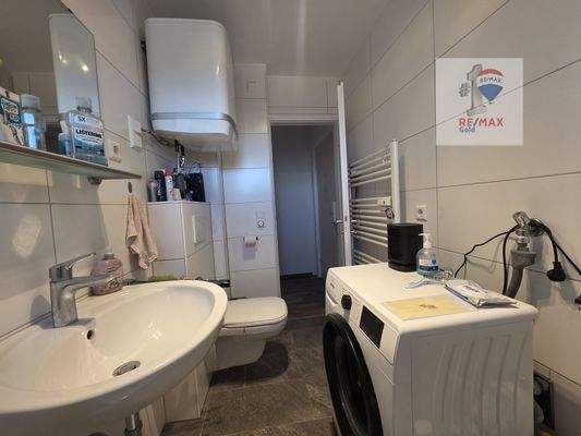 Bad mit Dusche, WB, WC und WM-Anschluss