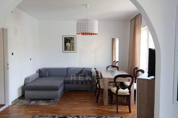 Zwei Wohnungen befinden sich in den Obergeschossen