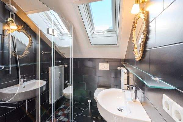 Bad mit Dusche und Fenster