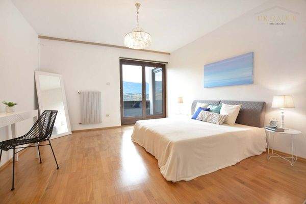 Schlafzimmer im Obergeschoß mit Ausgang auf den Balkon