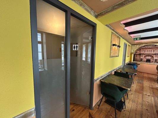 Eingang zu den Sanitärbereichen