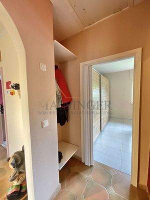 Flur II mit einer Garderobennische