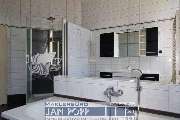 Tageslichtbad mit Wanne und Duschkabine