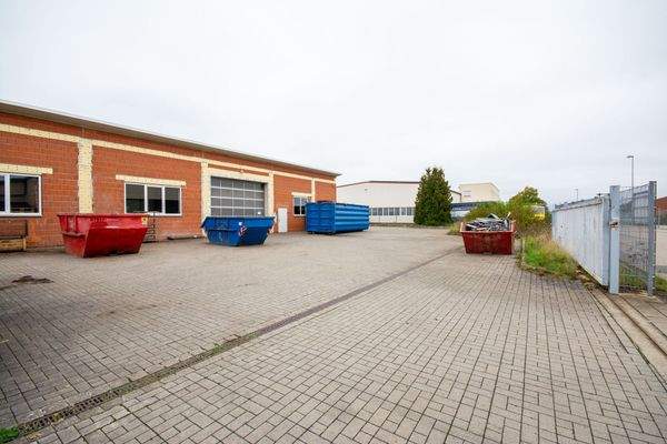 Freifläche vor der Halle