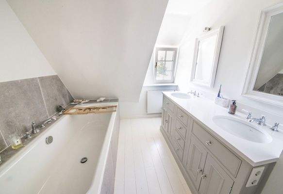 Badezimmer mit Badewanne