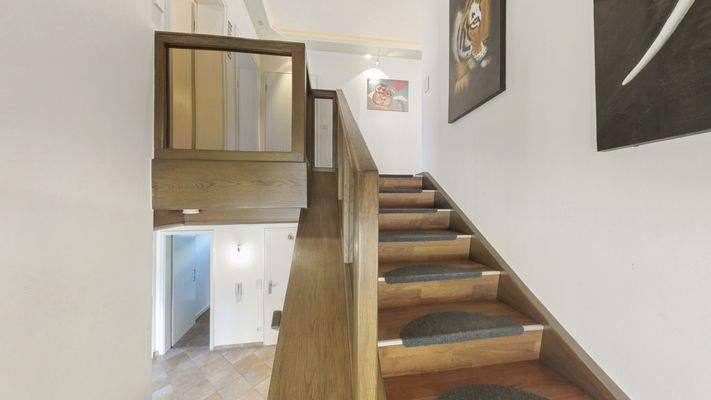 EG_Treppenaufgang zum OG