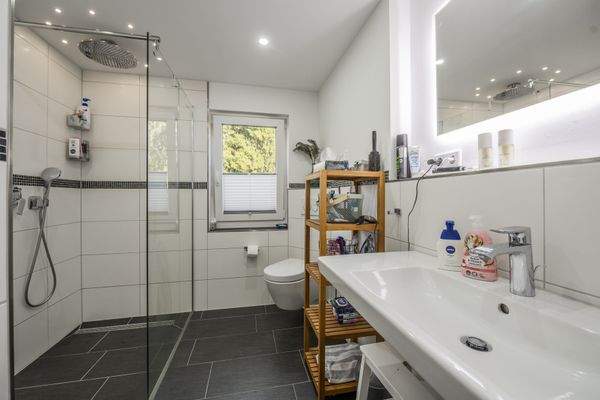 Badezimmer mit Walk-Inn Dusche