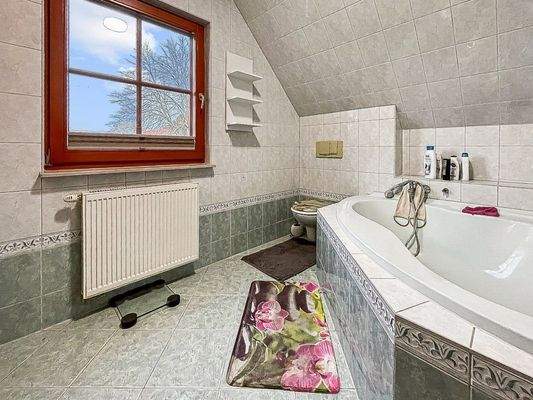 große Eckbadewanne DG