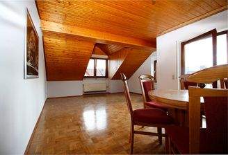 Wohn-Essbereich mit Zugang zum Balkon