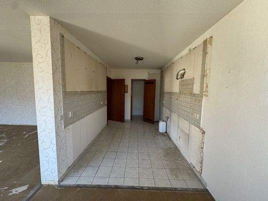 Küchenbereich mit Blick zur Abstellkammer