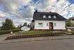 Ansicht mit Garage