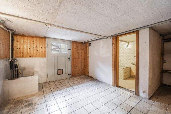 Keller mit Bad und Ausgang zum Garten