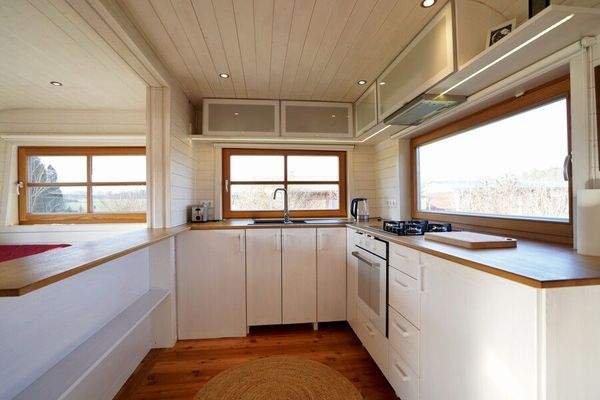 Einbauküche mit indirekter LED-Beleuchtung