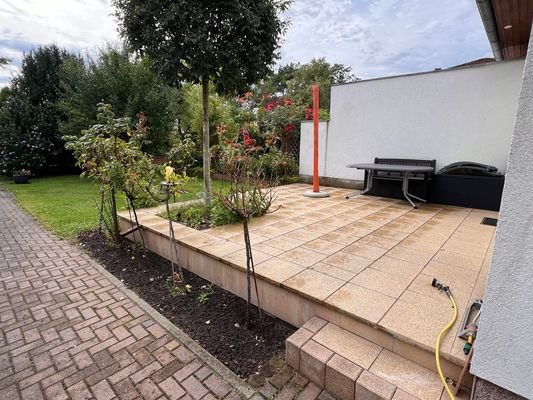 `Terrasse mit Blick in den Garten.jpg