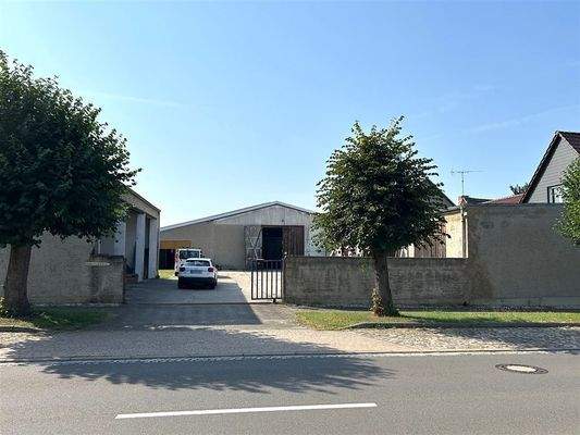 vordere Zufahrt mit Rolltor