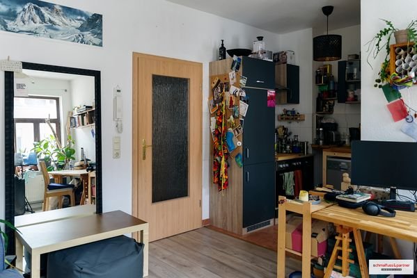 Blick vom Wohnzimmer zum Küchenbereich