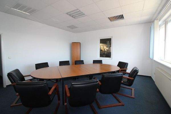 Konferenzraum mit Hallenblick OG